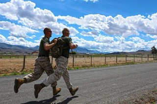 蓝天白云军事男子跑步训练背景图片